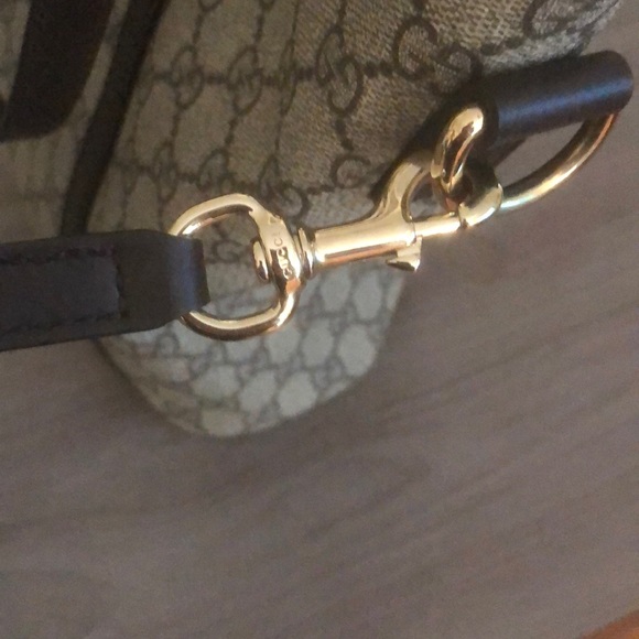 Gucci EUC Tote Handbag comes with crossbody strap - Picture 3 of 7